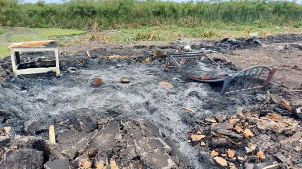 Überreste eines niedergebrannten Hauses in Adok in Leer im Südsudan.