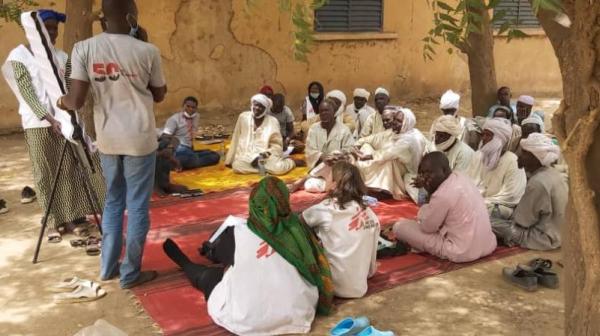 Gemeindemitglieder im Austausch mit MSF