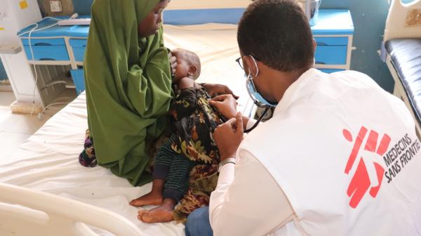 Baidoa, Somalia, 11.05.2022: Ahmed Ilyas arbeitet als Arzt für Ärzte ohne Grenzen im von der Organisation unterstützten Krankenhaus in Baidoa. 