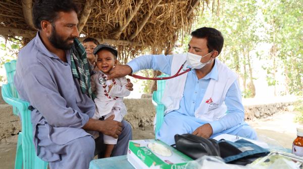 Dr. Iftikhar Ahmed untersucht ein Kind mit Durchfallerkrankung. Er ist Teil des Teams der mobilen Klinik in Khyber Pakhtunkhwa. Ärzte ohne Grenzen beobachtet einen Anstieg von Patient:innen mit Durchfall aber auch Malaria, Dengue, Atemwegs- Haut- und Augeninfektionen.