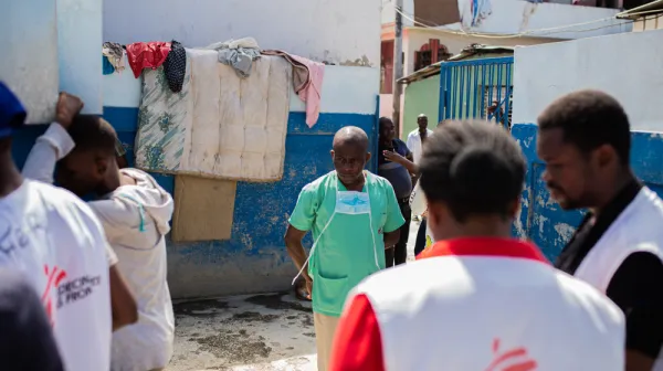 Das Team von Ärzte ohne Grenzen setzt sich aus Gesundheitspromotoren, Wasserexperten und medizinischem Personal zusammen.