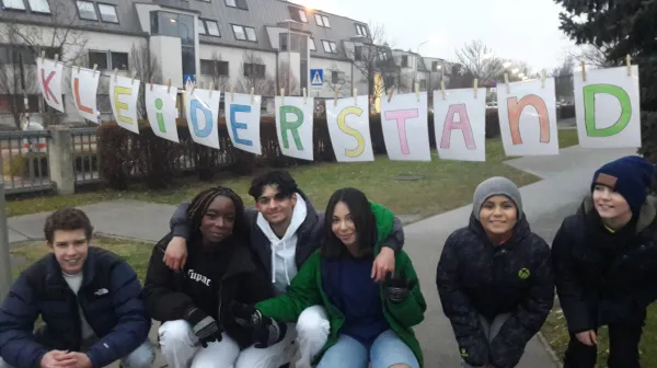 Kleiderstand vom Polgargymnasium für Ärzte ohne Grenzen