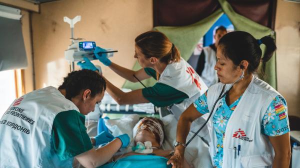 Das Team von Ärzte ohne Grenzen evakuiert per Zug schwer verwundete Patient:innen aus Gesundheitseinrichtungen in der Nähe der Front in Spitäker im Wsten des Landes. Ein Transport dauert etwa 20 Stunden. 