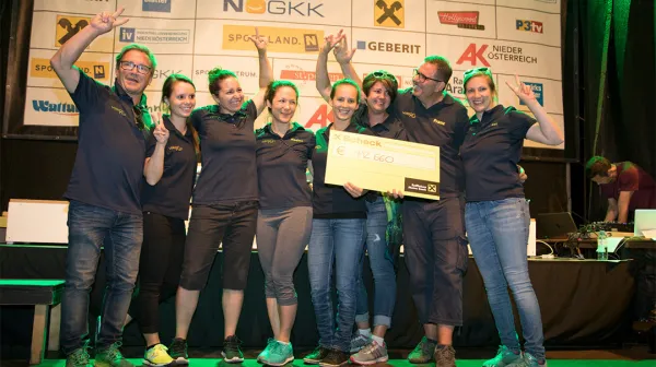 Das Team der Österreich Challenge bei einer Scheckübergabe