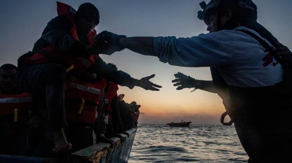 Mittelmeer, 11.05.2023: Das Team der Geo Barents rettet 67 Menschen aus Seenot.