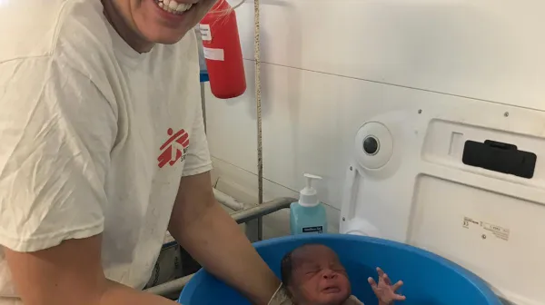 Julia Falkner, Hebamme,