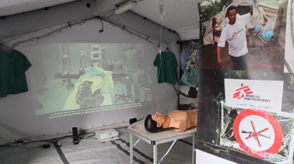 Eröffnung der Freiluftausstellung "Ärze ohne Grenzen hautnah" am Pfarrplatz in Linz, Chirurgiezelt, 11.10.2023.