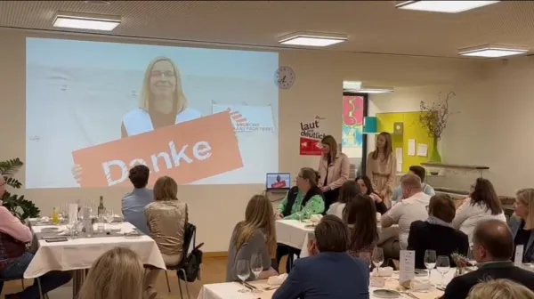 Gäste des Galadinners sehen ein Danke-Video von Ärzte ohne Grenzen