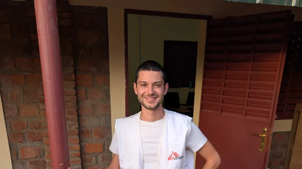 Florian Schweitzer auf seinem Einsatz im Tschad vor dem kürzlich fertiggestellten Büro.