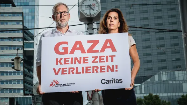 Alexander Bodmann (Caritas) und Laura Leyer (Ärzte ohne Grenzen)