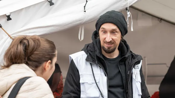 Raphael Ulreich bei der Ausstellung Ärzte ohne Grenzen hautnah