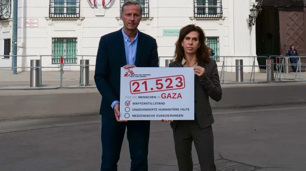 Laura Leyser, Geschäftsführerin und Marcus Bachmann, humanitärer Berater von Ärzte ohne Grenzen Österreich vor dem Bundeskanzleramt in Wien