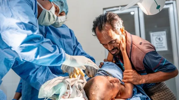 Kutupalong Refugee Camp, Rohingya Response: Shofi Mohammad (4 years) is getting treatment for multiple abscesses in axilla and back in the ER of the MSF Kutupalong hospital.
