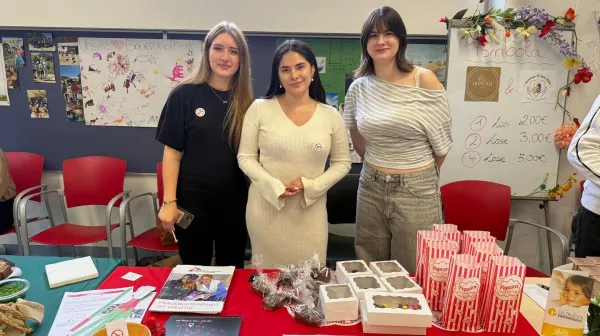 Projektgruppe des LBS3 Salzburg mit ihrem Stand für Ärzte ohne Grenzen