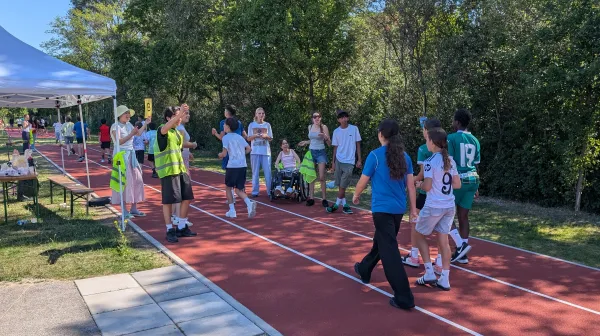 Schüler:innen des Polgargymnasiums auf der Laufbahn