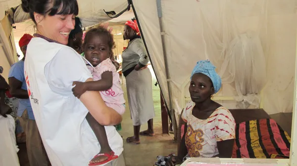 Yasmin Weber mit einer jungen Patientin 