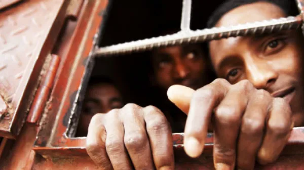 Tausende MigrantInnen der arabischen Halbinsel reisen auf dem Weg nach Saudi-Arabien durch den Jemen. Viele von ihnen werden Opfer von Erpressung und Folter durch Menschenhändler.