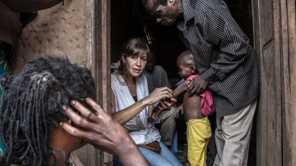 Demokratische Republik Kongo: Krankenschwester Maria Blanci untersucht ein mangelernährtes Kind