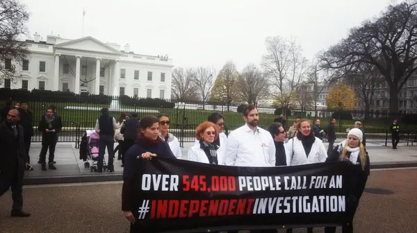 Überreichung der Petition für eine unabhängige Untersuchung um den Angriff auf das Krankenhaus in  Kundus an das Weiße Haus