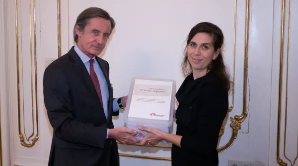 Laura Leyser übergibt ausgedruckte Protest-Briefe als Reaktion auf Kurz Aussagen an Sektionschef Launsky