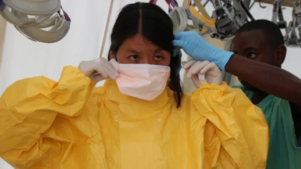 Joanne Liu (Internationale Präsidentin) in einem Ebola-Behandlungszentrum in Kailahun, Sierra Leone.