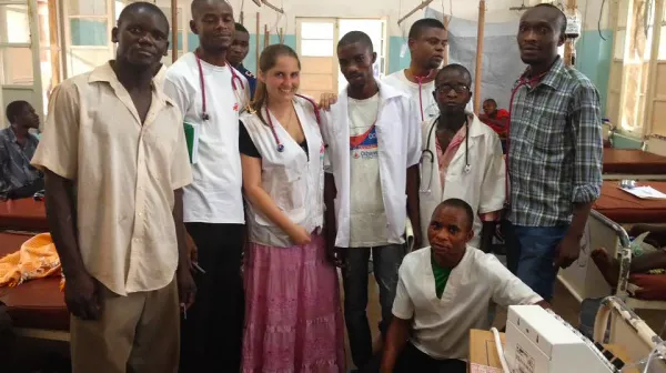 Die französisch-mexikanische Ärztin Marion Osterberger mit ihrem Team in unserem Krankenhaus in Ankoro in der kongolesischen Provinz Katanga. 