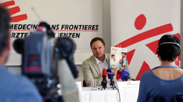 Mario Thaler präsentiert den Jahresbericht von Ärzte ohne Grenzen in Wien