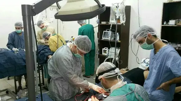 Ein junger syrischer Chirurg berichtet von seiner Arbeit in einem Behelfskrankenhaus im Osten von Damaskus. Das Spital ist eine von über 100 medizinischen Einrichtungen, die wir in Syrien unterstützen. 