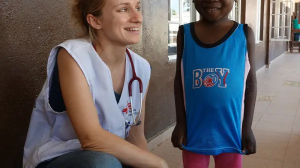 Sierra Leone: Clowns unterstützen die Aktivitäten von Ärzte ohne Grenzen in Kabala