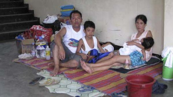 Philippinen 2009: Eine Familie in einem Evakuierungszentrum