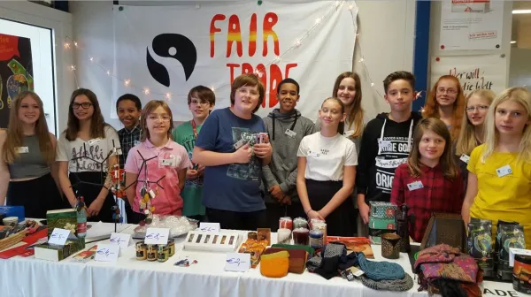Die 3bc Religionsgruppe beim ihrem Stand am Elternsprechtag