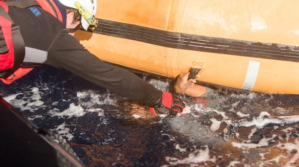 Dutzende Menschen schwammen bereits im Meer, als die „Aquarius“ sie gegen 9.30 Uhr erreichte.