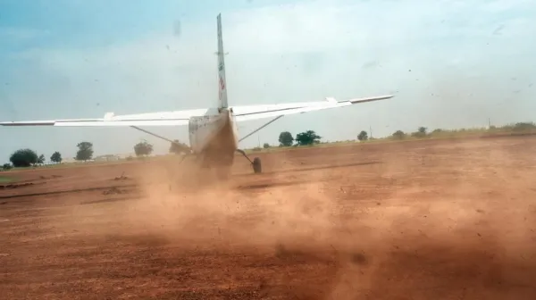 Logistiker Daniel Campell versucht mit seinem Team ein schwer krankes Mädchen ins nächste Krankenhaus auszufliegen