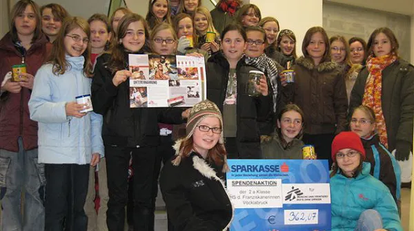 Klasse 2a mit Spendenscheck