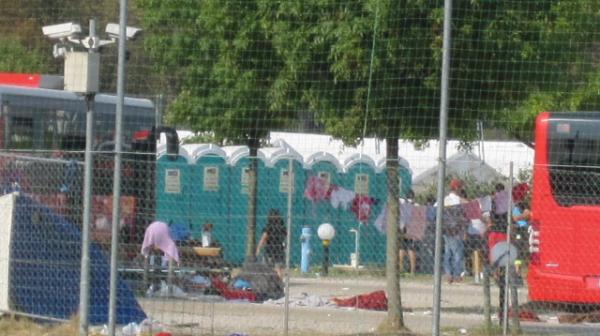Flüchtlingslager Traiskirchen: Ärzte ohne Grenzen fordert freien und ungehinderten Zugang.