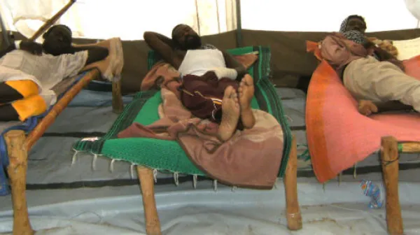 Verwundete Patienten liegen auf Bahren nachdem sie von Ärzte ohne Grenzen in einem örtlichen Krankenhaus in Tissi behandelt wurden.